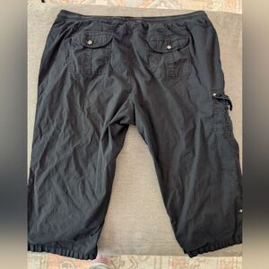 Avenue Black Cargo Capri Pants Size 26